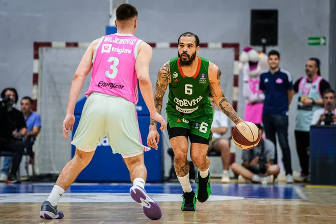 Justin Cobbs je v prvi četrtini držal korak z Mego, nato je bil tudi on brez moči.

Foto Dragana Stjepanović/ABA