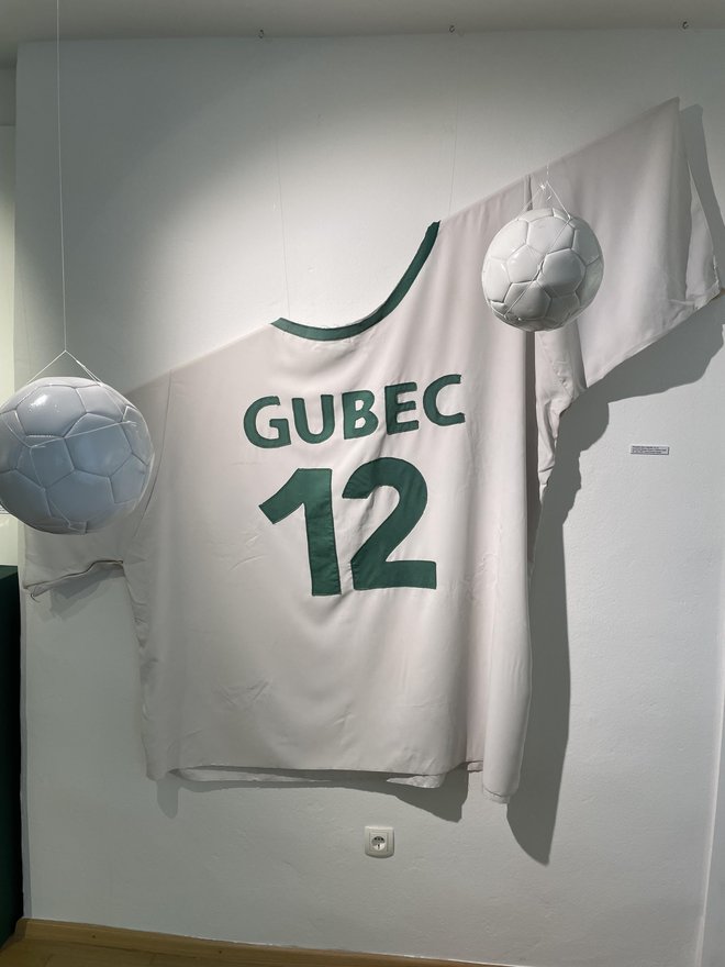 Nogometni dres legendarnega kmečkega upornika Matije Gubca je razstavljen v Mestnem muzeju Krško. FOTO: Rok Tamše