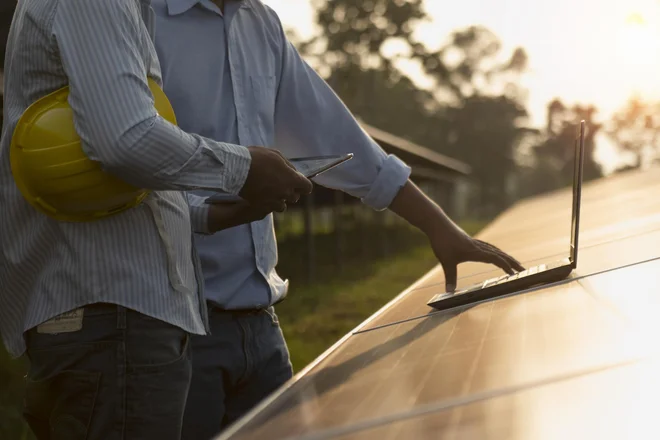 Tudi če vloge za postavitev sončne elektrarne še niste oddali, ste še vedno »v igri« za svoj lastni vir električne energije. FOTO: Depositphotos