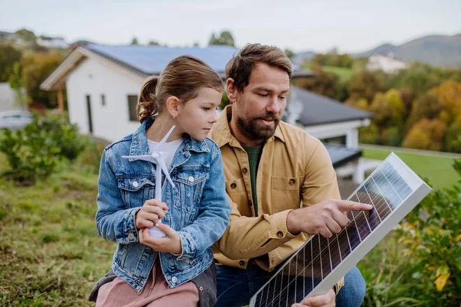 Postavitev sončne elektrarne je prvi korak do lastne električne energije, vendar je to le en del celotnega ekosistema za samooskrbo. FOTO: Depositphotos