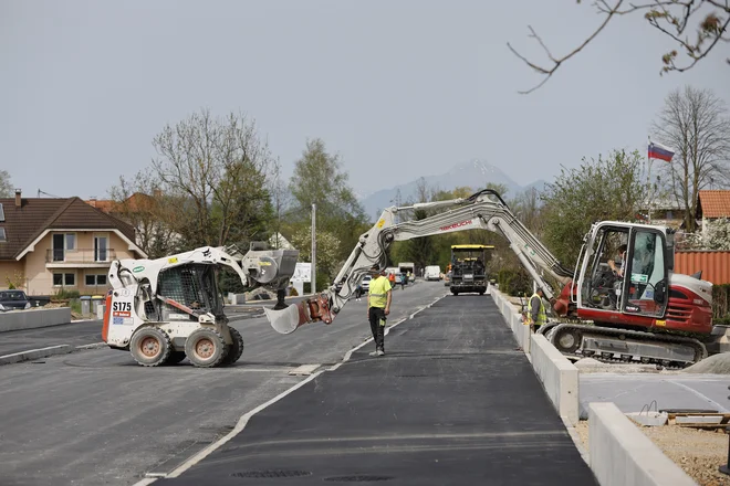 Del Ižanske ceste med Lahovo potjo in Perruzijevo ulico bodo končali šele konec leta. FOTO: Leon Vidic /Delo