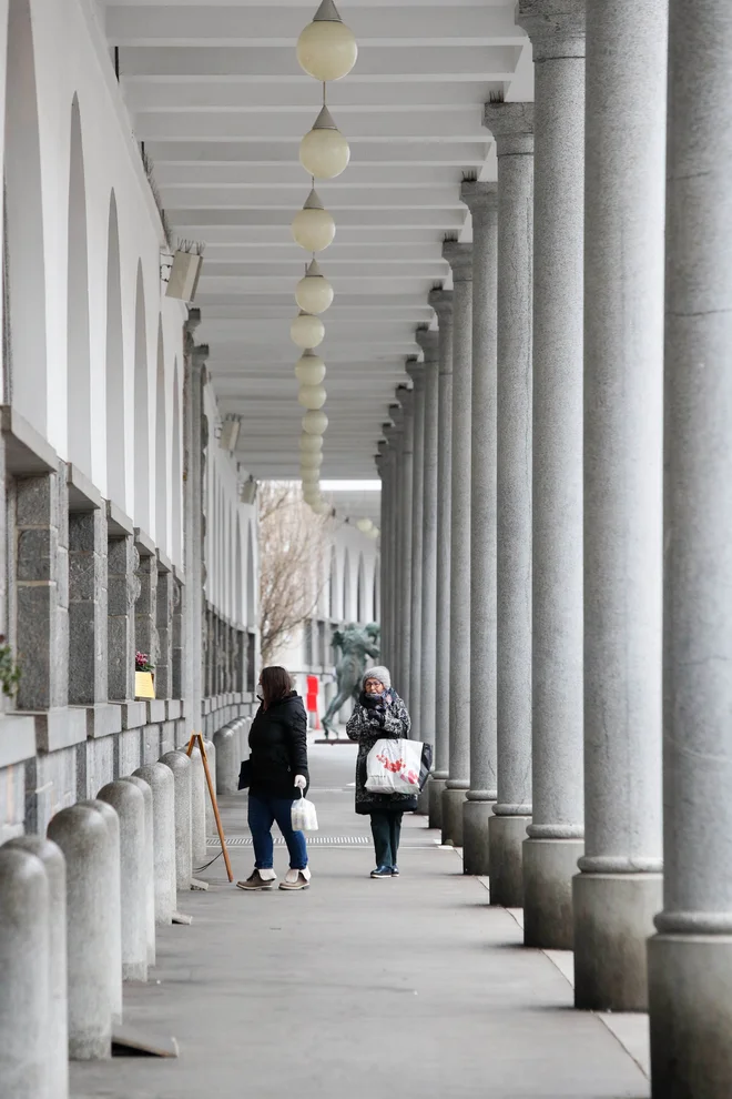 Pri prejšnjih posegih (gradnja Mesarskega mostu) so nastale razpoke stebrov ter tlaka arkad in kleti Plečnikovih arkad, poškodba fresk in konstrukcije Semenišča. FOTO: Marko Feist