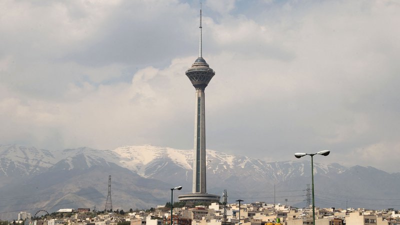 Fotografija: Iranski državni mediji so poročali o več eksplozijah v regiji Isfahan. Na fotografiji telekomunikacijski stolp Milad v Teheranu. FOTO: Atta Kenare/AFP