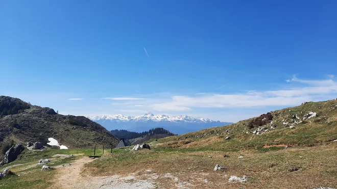 Od koče se odpirajo razgledi po Škofjeloškem in Cerkljanskem hribovju, na Julijske Alpe, Karavanke in Kamniške ter Savinjske Alpe. FOTO: Agata Rakovec Kurent