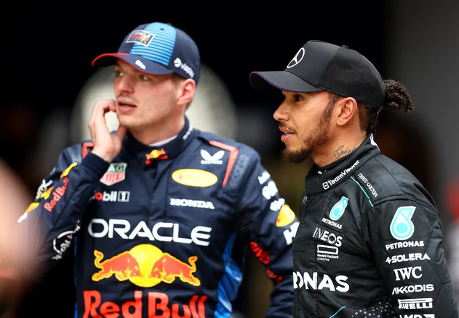 Šampionski dvojec, trikratni sveotvni prvak Max Verstappen (levo) in sedemkratni Lewis Hamilton, sta prijateljsko pomenkovala po sprinterski preizkušnji svetovnega prvenstva v formuli 1 v Šanghaju FOTO: Edgar Su/Reuters