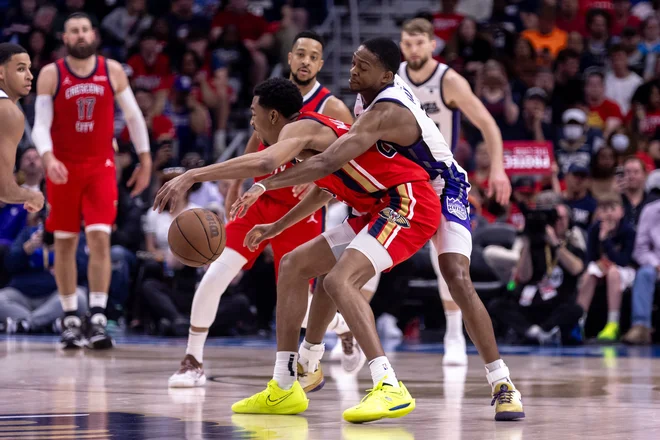 Košarkarji New Orleansa so pri Sacramentu prepustili vajeti igre De'Aaronu Foxu (desno), a z moštveni ritmom zlomili odpor tekmecev. FOTO: Stephen Lew/Usa Today Sports Via Reuters Con