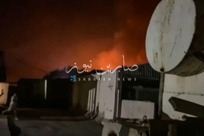 Eksplozija v vojaškem oporišču se je zgodila ob vse večjih napetostih, ki se v regiji razplamtevajo zaradi vojne med Izraelom in palestinskim islamističnim gibanjem Hamas, ki uživa podporo Irana. FOTO: UGC/AFP