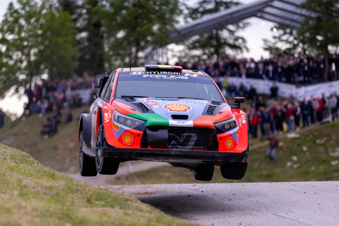 Thierry Neuville je kar letel po zraku. FOTO: Damir Sencar/AFP
