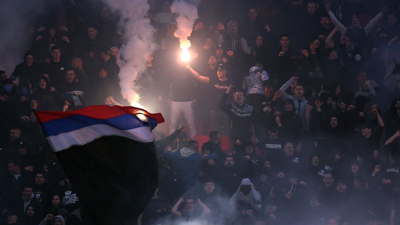 Fotografija: Kot ponavadi tekmo Crvene zvezde in Partizana spremljajo incidenti in vroče ozračje na tribunah. FOTO: Peđa Milosavljević/AFP