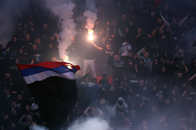 Kot ponavadi tekmo Crvene zvezde in Partizana spremljajo incidenti in vroče ozračje na tribunah. FOTO: Peđa Milosavljević/AFP