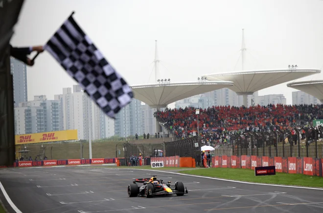 Max Verstappen je vnovič prvi pridirkal prek ciljne črte. FOTO: Andres Martinez Casares/Reuters