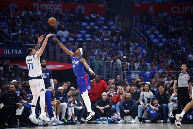 Dončić je v drugem polčasu zadel nekaj metov od daleč, a jih ni uspel povezati v niz, ki bi Dallas pripeljal bližje tekmecem. FOTO: Ronald Martinez/AFP