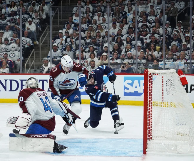 V dramatični tekmi s srečnim koncem za domače v Winnipegu je padlo kar 13 golov. FOTO: David Lipnowski/Getty Images Via Afp