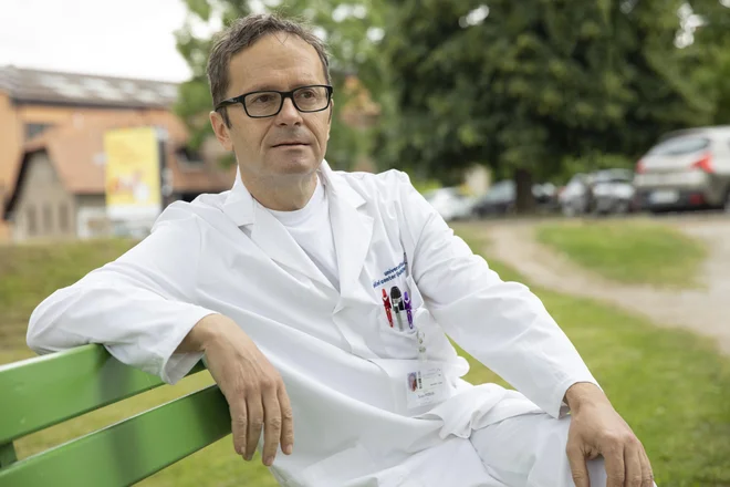 Po naših ponovnih vprašanjih in pozivu delodajalca UKC Ljubljana je strokovni direktor Nevrološke klinike Simon Podnar vendarle spremenil podatke. FOTO: Tina Ramujkič