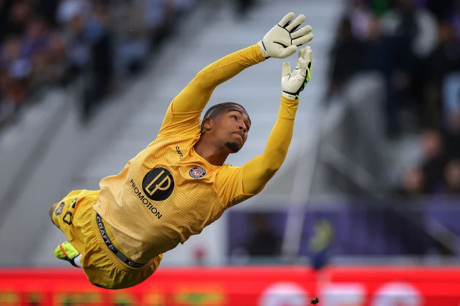 Parada francoskega vratarjaToulousa Guillaumeja Restesa med nogometno tekmo francoske lige L1 med Toulousom in Olympique de Marseillom na stadionu TFC v Toulousu. Tekma se je končala brez zmagovalca, zs končnim rezultatom 2:2. Foto: Valentine Chapuis/Afp