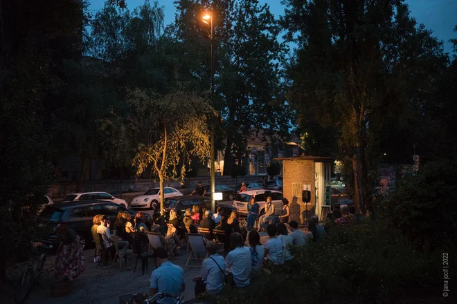 Trafika na Vegovi se pod okriljem Zavoda za oblikovanje prostora v toplejši polovici leta spremeni v mali kulturni center. FOTO: Jana Jocif