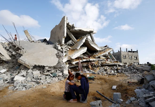 Na mesto, kamor se je pred izraelskimi napadi v šestih mesecih in pol zateklo skoraj 1,3 milijona ljudi, čedalje pogosteje padajo tudi rakete in bombe. FOTO: Mohammed Salem/Reuters