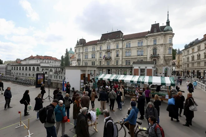 Izdelke so danes predstavili na stojnicah. FOTO: Črt Piksi/Delo