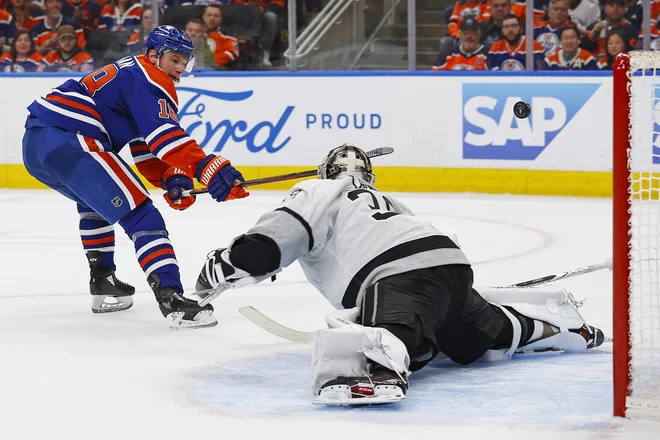 Zach Hyman (levo) je trikrat matiral gostujočega vratarja Cama Talbota. FOTO: Perry Nelson/Usa Today Sports