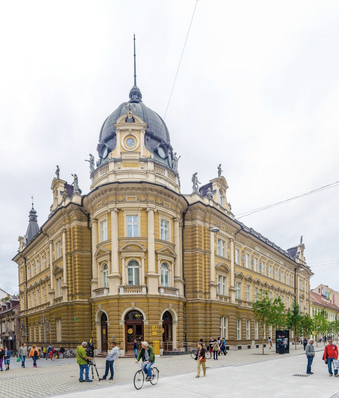 Pošta Slovenije se spopada s konkurenco na trgu dostave tako, da gradi zaupanje na kakovosti storitev, tradiciji in nenehnem prilagajanju digitalnim pričakovanjem strank, hkrati pa ohranja vodilno vlogo kot edini ponudnik univerzalnih poštnih storitev v Sloveniji.  FOTO: Pošta Slovenije