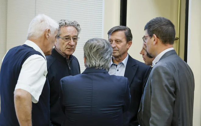 Čeprav so vsi sodelujoči sestanek ocenili kot konstruktiven, predstavniki gospodarstva še niso napovedali vrnitve za skupno mizo. FOTO: Jože Suhadolnik/Delo
