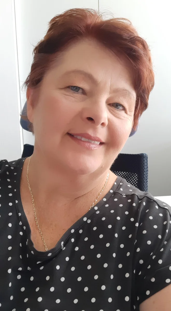 »Znanja s področja financ bi morala biti sestavni del šolskega kurikula, če ne že v osnovni, pa v srednji šoli, tako da bi bil to del splošnega znanja prebivalcev Slovenije,« pravi Petra javrh. Foto osebni arhiv