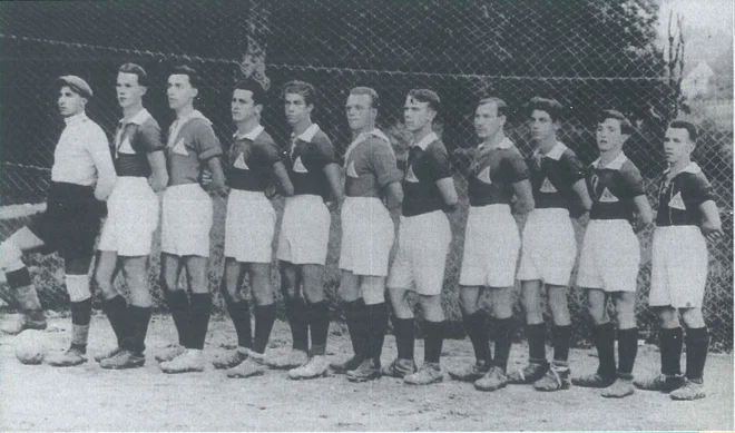 Najstarejša znana fotografija SK Elan je iz konca 20. let prejšnjega stoletja. Z leve: Edo Križnič, MIlan Finc, Štefan Hlede, Vlado Falkner, Borut Lesjak, Pančo Jericijo, Janez Kovarik, Riko jericijo, Milan Breščak, Tone Valentinčič in Silvo Petrič. Foto Osebni arhiv