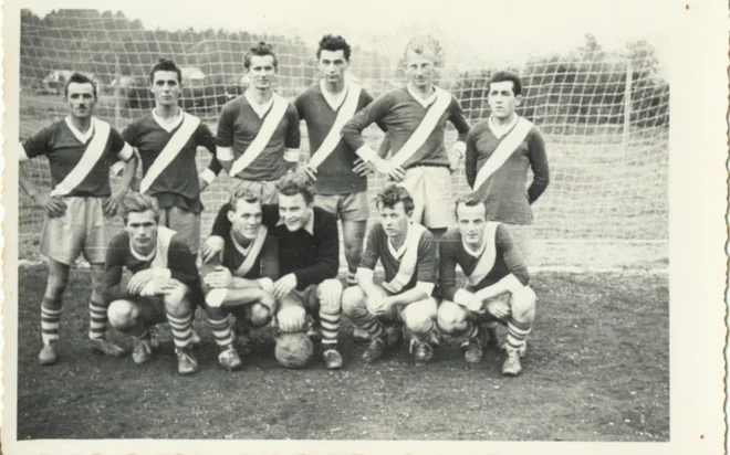 Pred objektiv Franca Mikca, rednega poročevalca z Elanovih tekem, so se leta 1957 postavili; stojijo z leve: Franci Hrovat, Toni Majerle, Božo Vesel, Ivan Bezek, Janez Turk in Stojanovski; čepijo z leve: Cujnik, Mirtič, Vranešič, Mrzlak in Lukič.