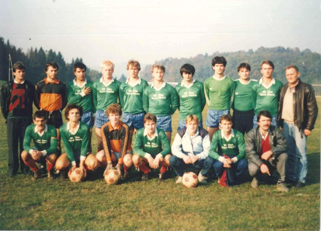 Moštvo Elana leta 1987; stojijo z leve: trener Slavko Retelj, Brane Črv, Božo Horvat, Vinko Primc, Gregor Markovič, Stojan Mesojedec, Aleš Gabrič, Matjaž Kramar, Igor Novak, Bogdan Mesojedec in predsednik kluba Boštjan Japelj; čepijo z leve: kapetan Jože Pavlin, Gorazd Plevnik, Sandi Bayer, Jernej Žohar, Andrej Kobe, Pejo Šimeunović in strokovni sodelavec Jože Bradač. Foto Osebni arhiv