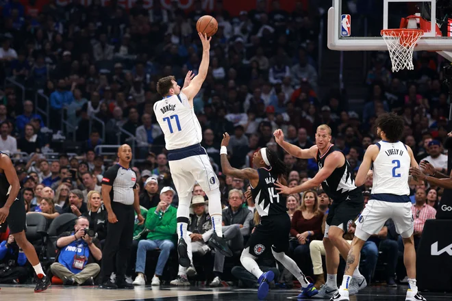 Luka Dončić je v napadu lomil tekmece in bil najzaslužnejši za Dallasovo izenačnje v zmagah v dvoboju proti Los Angeles Clippers. FOTO: Kiyoshi Mio/Usa Today Sports Via Reuters Con