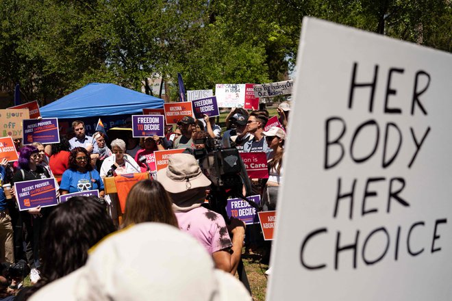 Podporniki pravice do splava na shodu v Arizoni 17. aprila letos. FOTO: Rebecca Noble/Getty Images via AFP