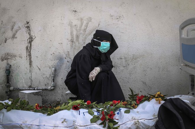 Združeni narodi so po odkritju velikega množičnega grobišča pred bolnišnico Naser zahtevali sprožitev neodvisne »jasne, transparentne in kredibilne« preiskave. FOTO: AFP