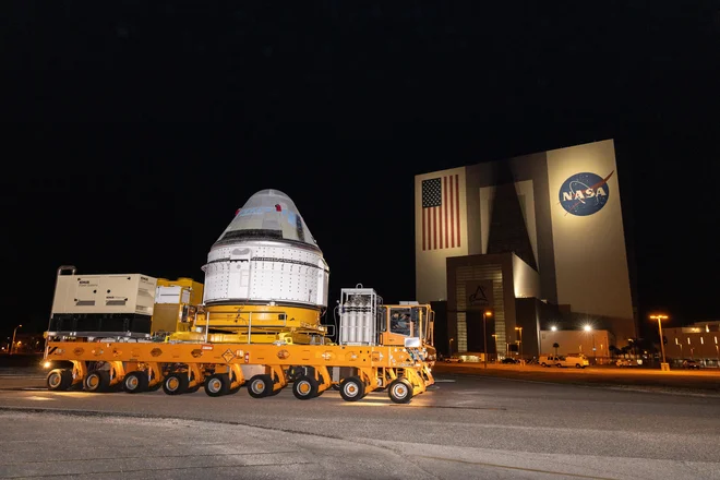 Boeingov CST-100 starliner so nedavno prepeljal iz stavbe za sestavljanje plovil v Kennedyjevem vesoljskem centru na izstrelišče, kjer so jo namestili na raketo atlas V. FOTO: Nasa/Kim Shiflett 

 