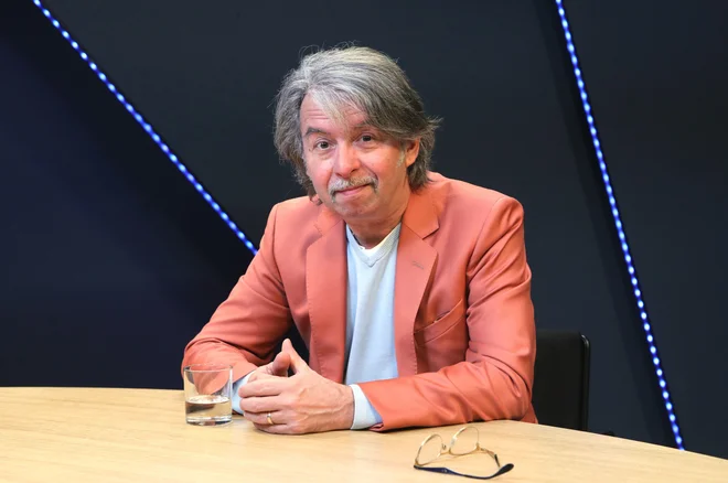 »Mark Twain je rekel, da se človek dvakrat rodi: enkrat, ko se rodiš, in drugič, ko ugotoviš, zakaj živiš. Ko sem ugotovil, da bom ugasnil, če bom ostal v pisarni tedanje Jugobanke, sem zbežal v muziko in doživel drugo rojstvo in to je zame največji uspeh.« FOTO: Marko Feist