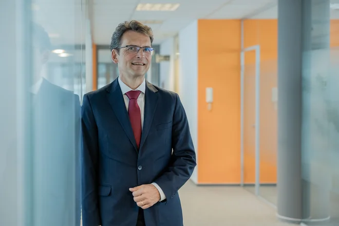 Za nas in za SDH bi bilo dobro, da se tega bremena čim prej rešimo, da si zagotovimo normalno dolgoročno financiranje in s tem nadaljnji razvoj, pravi Robert Erzin, predsednik poslovodstva T-2.
FOTO: Črt Piksi