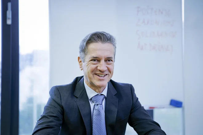 Moja napaka z javno obljubo sodstvu je identična napaki ministra Bešiča Loredana. Zavedam se, da so sodniki podplačani. A če eni skupini, plače dvignemo, podremo pogajanja o plačni reformi kot celoti, je ponovil premier Golob. FOTO: Jože Suhadolnik/Delo