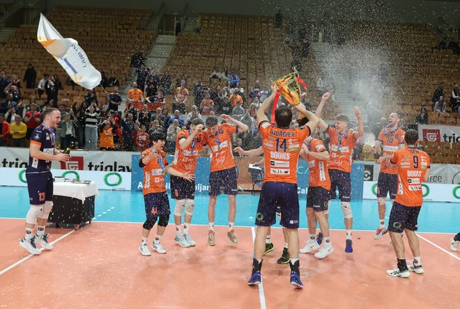 Veselje ob podelitvi šampionskega pokala. FOTO: Blaž Samec
