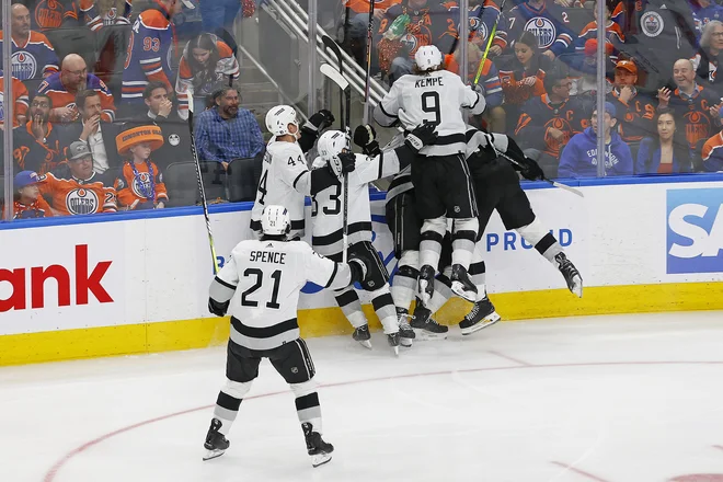 Veselje Kopitarja s soigralci po odločilnem trenutku druge tekme. FOTO: Perry Nelson/USA Today