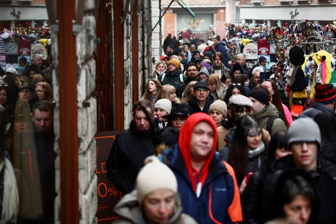 Gneča v času pustnega festivala v zadnjih dneh letošnjega januarja. FOTO: Guglielmo Mangiapane/Reuters
