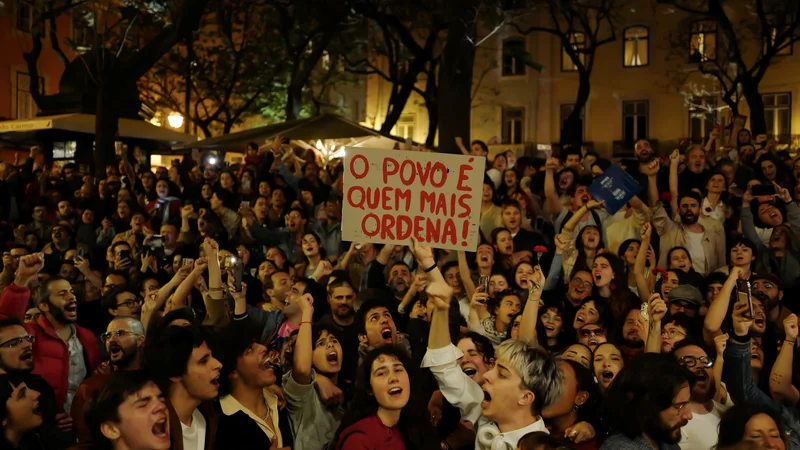 Portugalci so na predvečer obletnice nageljnove revolucije prepevali pesem Grândola, Vila Morena. FOTO: Pedro Nunes/Reuters