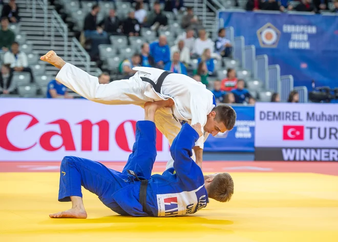 David Štarkel (v belem kimonu) je moral priznati premoč Ukrajincu Artemu Lesjuku. FOTO: Darko Petelinšek/JZS