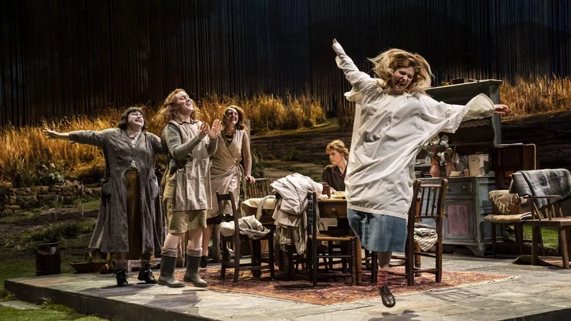Smernicam zelene knjige gledališča je sledila tudi produkcija Dancing at Lughnasa Briana Friela v režiji Josie Rourke, ki je lani igrala v Kraljevem narodnem gledališču. FOTO: Johan Persson