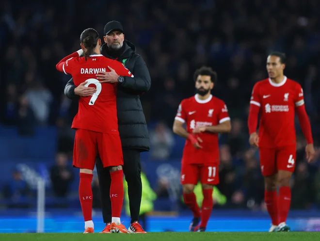 Liverpoolovega napadalca Darwina Nuneza je po porazu na Goodison parku tolažil tudi Jürgen Klopp. FOTO: Lee Smith/Action Images Via Reuters