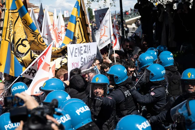 Jezne Benečane so morali ustaviti policisti. FOTO: Marco Bertorello/AFP