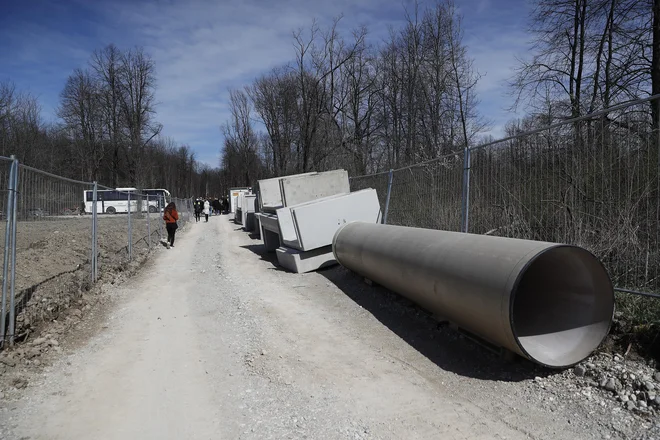 Gradnja kanala C0 trenutno stoji že več kot eno leto, saj MOL čaka na gradbeno dovoljenje za 128 metrov povezovalnega kanala. FOTO: Leon Vidic/Delo