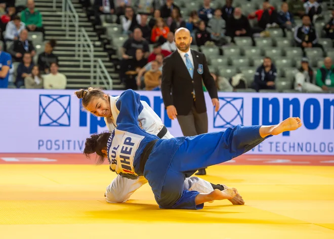 Kaja Kajzer je v uvodnem krogu preprčljivo ugnala Bolgarko Snežano Gramatikovo. FOTO: Darko Petelinšek