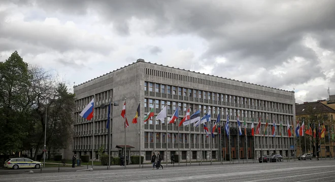 Zakonodajni veji pripada palača državnega zbora na elitni lokaciji ob Šubičevi ulici. FOTO: BlaŽ Samec