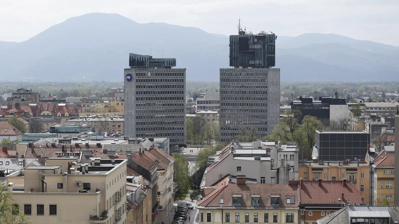 Po pojasnilih ministrstva za javno upravo nakup stolpnice NLB »trenutno ni realna možnost glede na proračunsko stanje ministrstva za javno upravo, zato v zvezi s tem ne pripravljajo nobenih aktivnosti«. FOTO: Leon Vidic/Delo