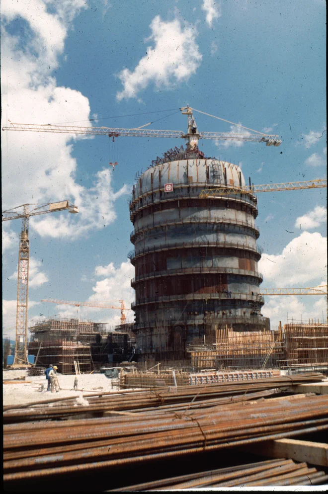 Pogodba za izgradnjo Nuklearke Krško je bila podpisana avgusta 1974, temeljni kamen pa postavljen 1. decembra 1974. FOTO: PR Jedrska elektrarna Krško