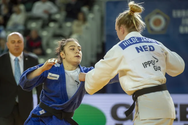 Kaja Schuster se je zelo dobro borila z višjo in izkušenejšo Nizozemko Hilde Jager. FOTO: Darko Petelinšek/JZS
